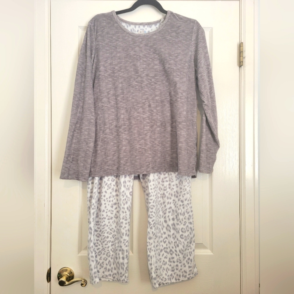 Croft and Barrow 2 piece Pajama set. Size Medium.